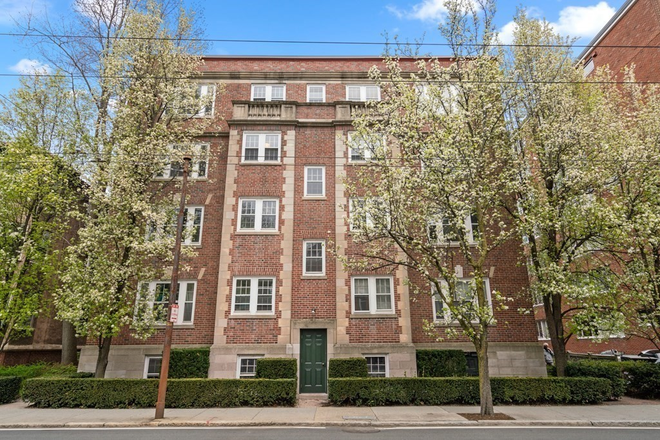Exterior - Spacious Homey Apartment Near Law School
