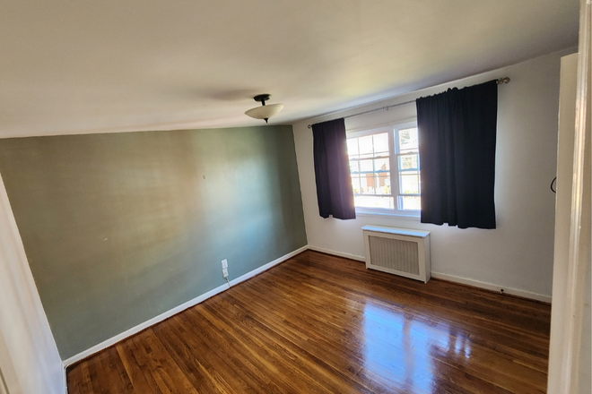 Bedroom - 1BR Rosslyn Condo with Monument Views, All Utilities & Parking Included