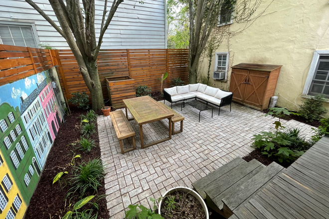 Patio - Town house minutes to campus