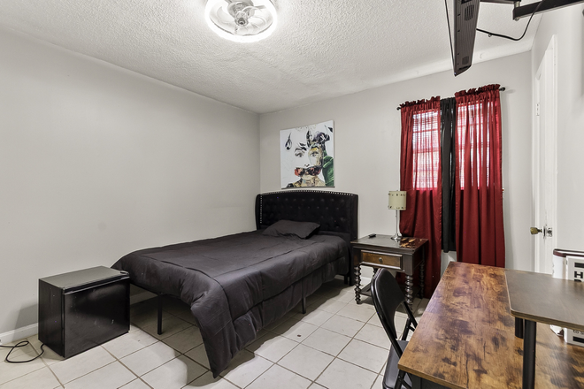 - UA Students: Private Rooms 5 Min from Campus | Suites From $600 – Aug Move-In