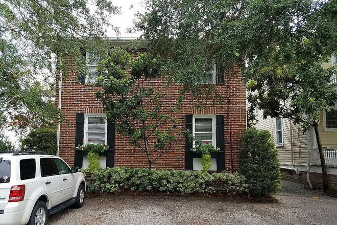 121 Beaufain St has parking in front - 121 Beaufain, high ground: Walking distance to MUSC and the Battery for sunsets in historic district