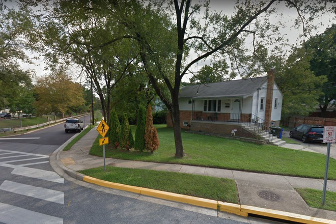 Quiet corner house, private parking - 5111 Lackawanna St - 5bd/3Ba Large house