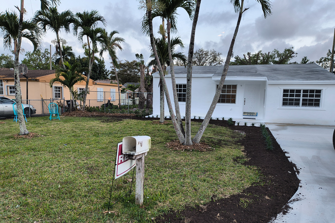 Front Yard - AVOID TRAFFIC & CAMPUS PARKING! 3/2 house 2 blocks from UM!