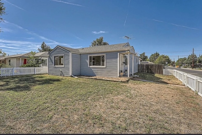 outside street view - 3 bedroom home with an office space and bedroom available. 1 current tenant