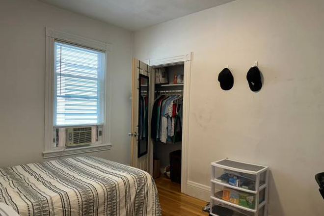 Bedroom - CLOSE TO LECHMERE GREEN LINE (EASY ACCESS TO MIT, HULT, TUFTS, HARVARD, NORTHEASTERN, BU)