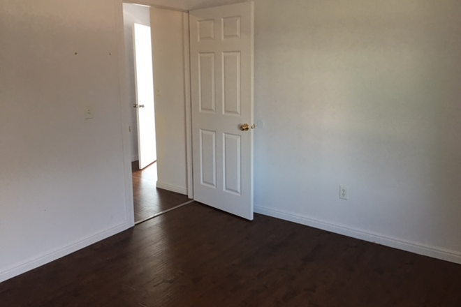 bedroom - Only 2 blocks from campus - Guy or Girl Room ASAP Apartments