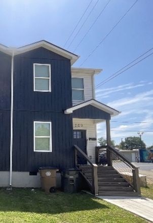 Exterior - Townhouse close to campus