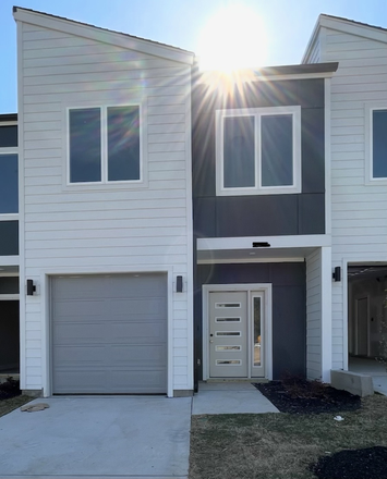 Outside - ROOM AVAILABLE IMMEDIATELY | $850 | FEMALE ROOMMATE