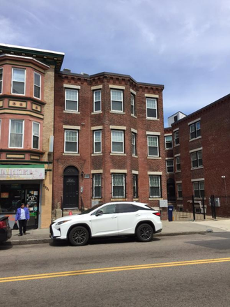 Hub Realty - Roxbury, 3 bedroom with newly renovated kitchen and bathroom, near Orange Line T