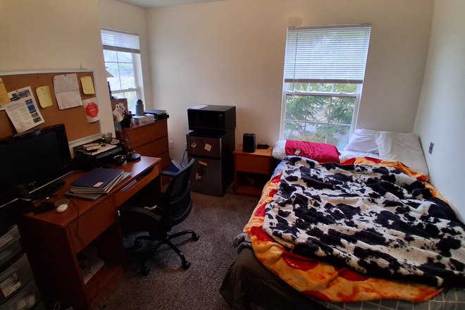 Bedroom. - University Highlands
