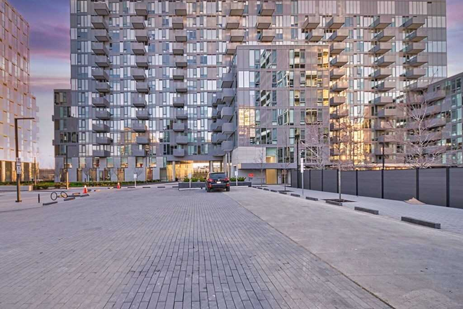 out dide - 1 Bedroom for rent in 2 bed room condo Close to York and UFT for male student