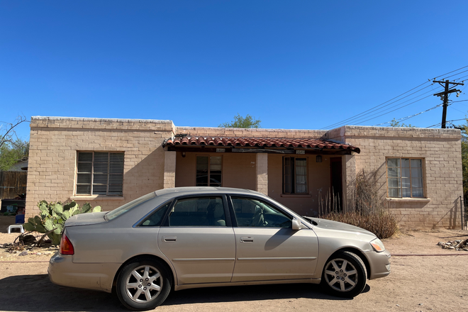 Outside duplex. - Sweet private casita, fenced yard, pets/gardening okay. Campus Farms near Mountain bike path
