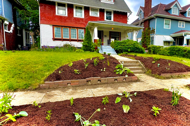 Front exterior - Massive Furnished Student Housing (with pool table and tiki bar)