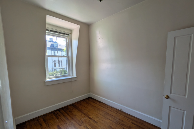 Bedroom - Sublease - 112 E McMillan St. Apt 4