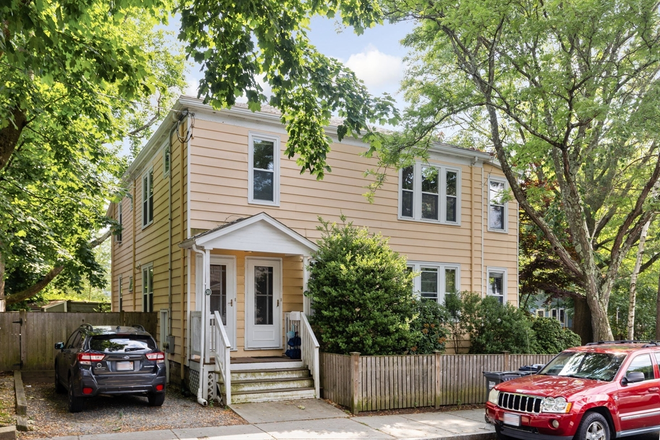 Front porch and private parking - Apartment for rent near Cambridge campus and Freshpond