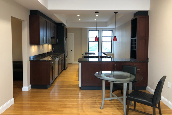 . - 5BR/2.5BA Brighton - W/D in Unit, A/C, Modern Kitchen, Top Floor Apartments