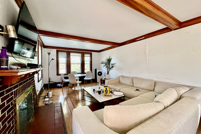 ... - ENORMOUS 8 bed / 4 bath house for rent on Lake St. Brighton (09/01/2027)