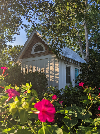 Tiny house in downtown garden oasis - Gorgeous, furnished tiny house for one in downtown garden oasis. Flex. lease/incl. all utilities