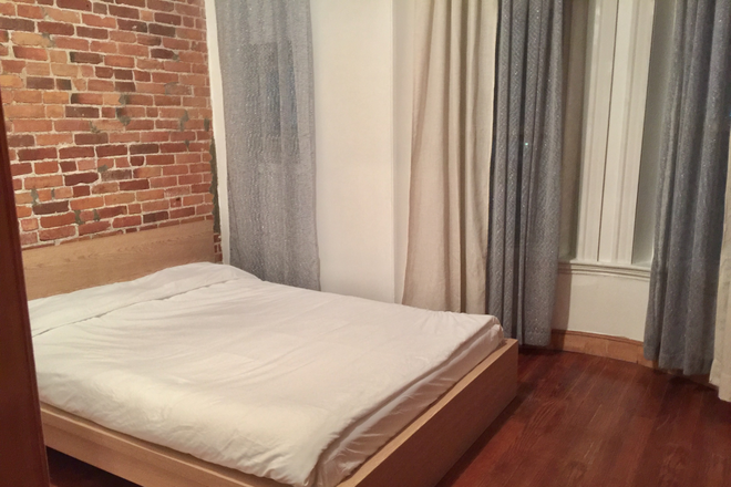 Queen bed with mattress and linens - NO FEES*June 1st move in!Furnished and Walk to Northeastern House