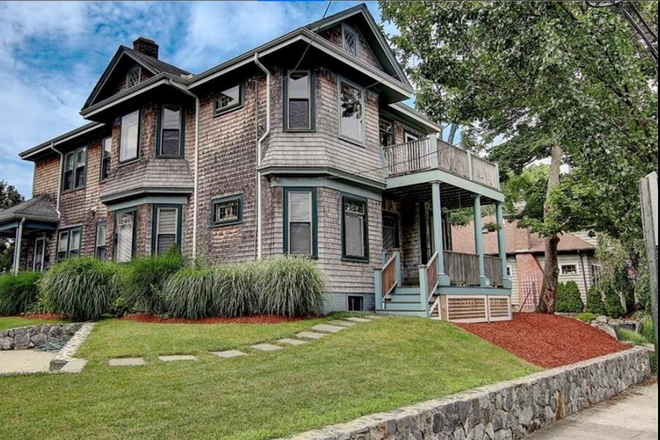 Front street view - Beautiful East Side Apartment