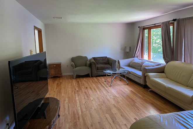 Interior - Beautiful Neighborhood, Close to UConn, 4 beds, 2 &1/2 baths, living & family room, kitchen, garage House