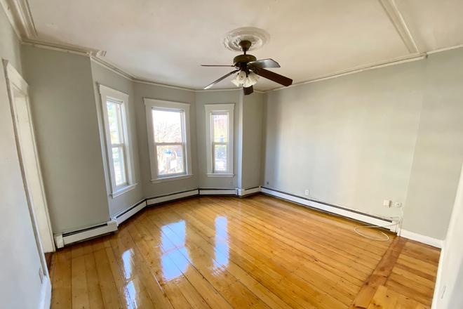 1 - SEPT 2026 – Mission Hill 3 Bed / 1 Bath with In-Unit Laundry, Student OK! No Broker Fees! Apartments