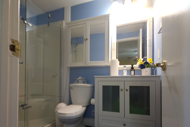 - 2 Furnished Bedrooms available in 3 Bedroom Bright Townhouse near UTM all utilities included