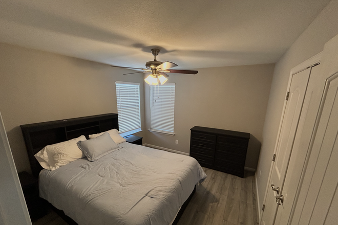 Bedroom - Furnished Room in Spacious Townhome Ideal for Graduate Students