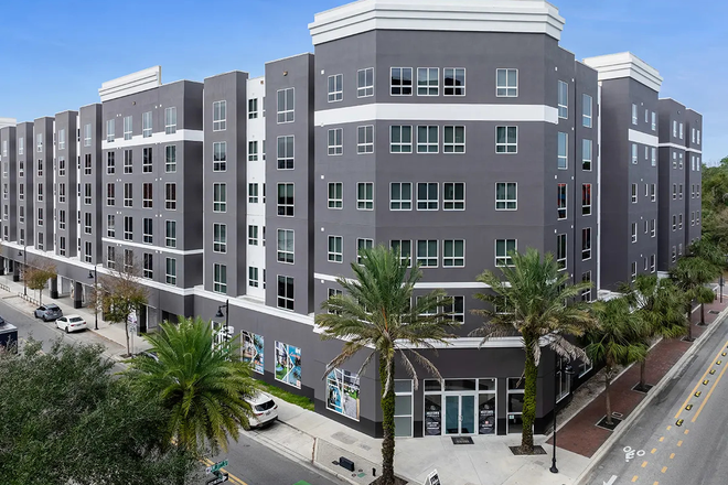 Exterior of the Complex - Midtown Studio – 5 Min Walk to Campus, Great Location off University Avenue (3rd Floor)