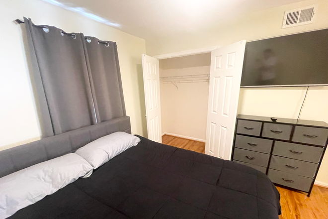 E - Large Furnished Bedrooms for Rent in Renovated House - Walk to the Metro in Minutes!