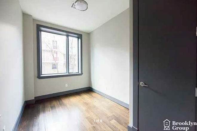 Bedroom - 3 Bedroom Apartment in Williamsburg