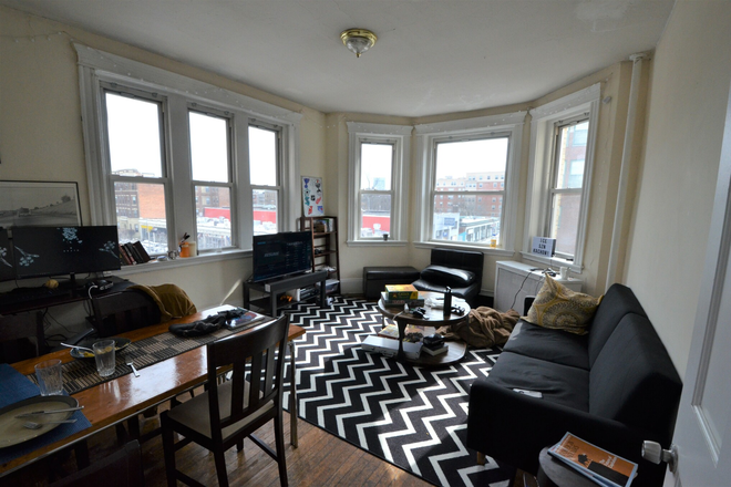 105 Peterborough St. - 3BED SPLIT - NO Broker's Fee!! - Avail 9/1 - Well lit Huge 3 BR Split on Peterborough St Apartments