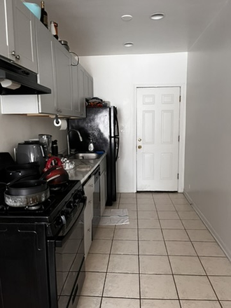 Kitchen including washing machine and updated appliances. - (Unfurnished) Krenger Apartments in Rogers Park on Farwell and Wolcott for Fall Trimester