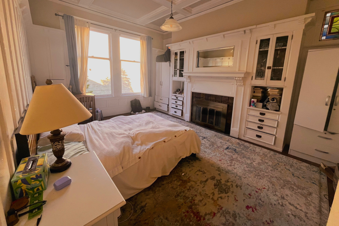 Bedroom - Large, backyard facing private room for rent