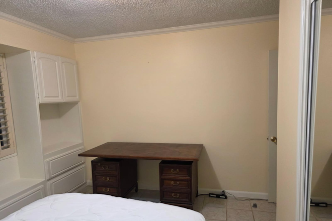 Bedroom 102 E Manfield $795 - TWO PRIVATE FURNISHED BEDROOMS W/SHARED BATH AVAILABLE WALKING DISTANCE TO UCR House