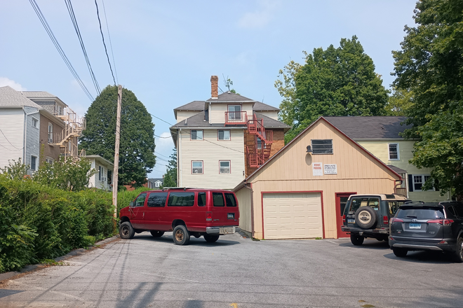 House and parking - Walk to PSU! Charming 2BR/1BA Ground Level Apt. Includes 2 Free Parking Spots! 4 person occupancy