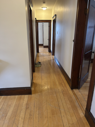 Hallway - Spacious 4 Bed Near Tufts