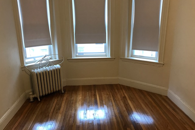 Hub Realty - Large studio with alcove, in Fenway Apartments