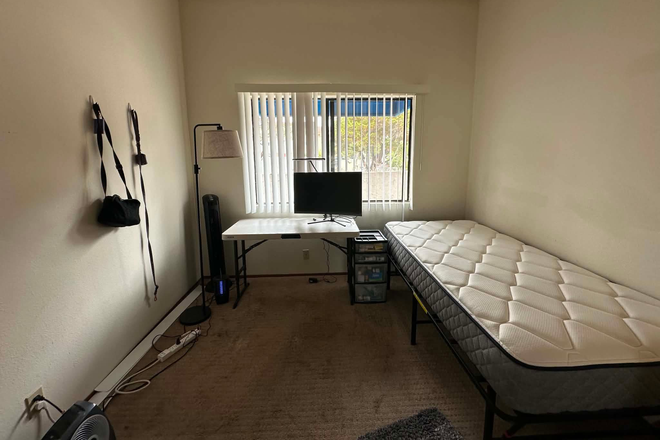 The room for rent - Single Bedroom with Share bathroom near UTC