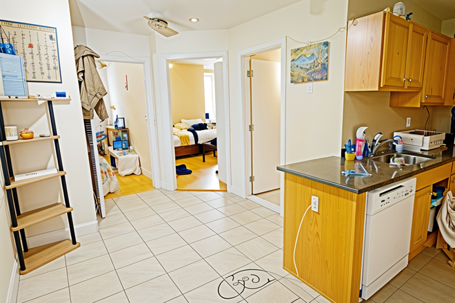 . - *NO BROKERS FEE!* Sunny and bright 2 bedroom/1 bathroom apartment close to campus