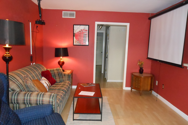 living room (see the whole unit via the video link) - 5-minute walk from the Sony Building