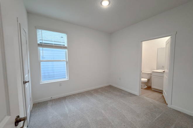 Bedroom - Cozy Private Room w/ Your Own Bathroom — 5-Min Walk to Texas A&M–SA (Vida)