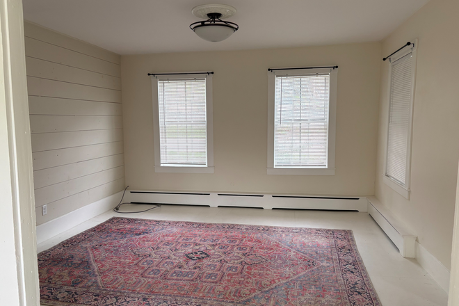 livingroom - Beautiful spot on the White River and a convenient 2 mile drive (or walk!) to VLS.