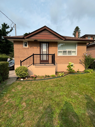 House - House for Rent: Walking distance to U of T