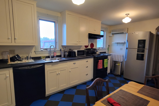 Kitchen - Close to UVMMC and Downtown House