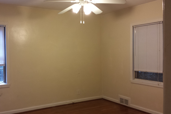 bedroom - Unit B in a triplex next to Emory campus with a circular driveway.