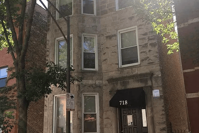Outside Street View - (Looking for 2 roommates)Male only 718 S Aberdeen Street ( Close to UIC campusNear Douglass Hal