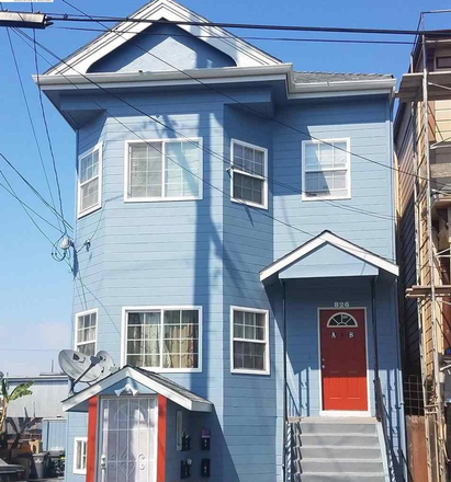 - West Oakland 3 Bedroom Flat!