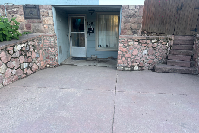 Front View - Sublet Single Bedroom available on The Hill (1091 Lincoln Pl.)