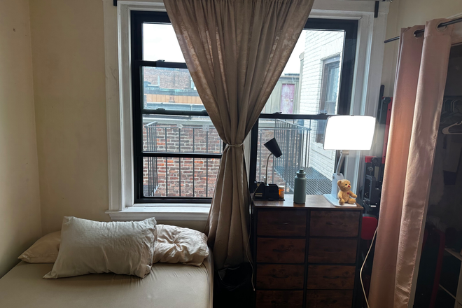 Beedroom - Apartment in Fenway Park Area close to northeastern. Move in: May 5th, Move Out: August 31st